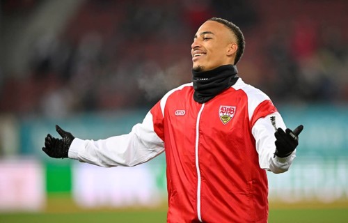 Warm-up training Jamie Leweling VfB Stuttgart (18) smiles WWK Arena, Augsburg, Bavaria, Germany
