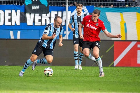 Football 3rd division, 2024/25 season, matchday 15: Waldhof Mannheim v Hannover 96 II. On the ball:
