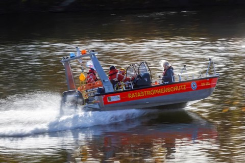 Helicopter-based water rescue by DRK Wasserwacht together with the Federal Police at the Malter dam