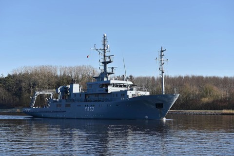 Multi-purpose test boat Y 862, minesweeper, minesweeper, navy, warship in the Kiel Canal, NOK, Kiel
