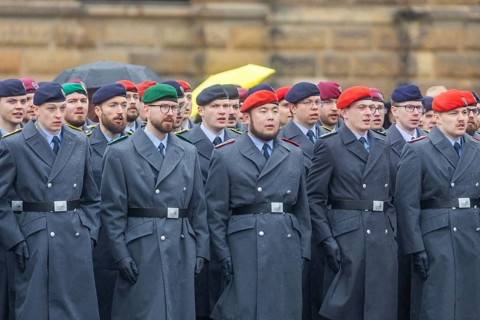 In front of the Semper Opera, the Bundeswehr bids farewell to around 700 young officers who, after