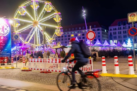 Winter festival on the Altmarkt, bollards and crossing barriers have unfortunately become necessary