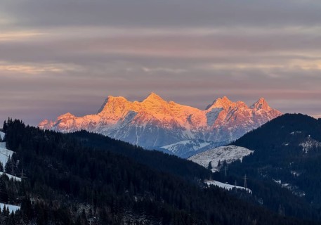 Alpine glow at sunset, mountain peaks of the Loferer Steinberge in winter, Kitzbühel Alps, Tyrol,