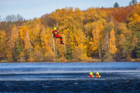 Helicopter-based water rescue by DRK Wasserwacht together with the Federal Police at the Malter dam