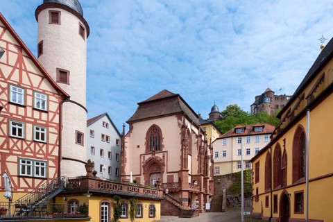Germany, Bavaria, Wertheim, S chulgasse with Kilianskapelle (centre)