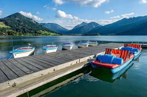 Electric boats and pedal boats at jetty, boat hire, Markt Schliersee, Schliersee, behind mountains