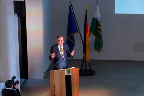 Finance Minister Christan Piwarz ceremoniously handed over the key to Dr. Bernd Ebert, Director