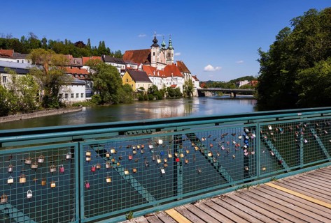 River Enns, museum footbridge with Bürgerspitalskirche and Michaelerkirche, Steyr, Traunviertel,