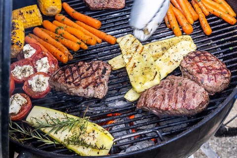 Whether vegetarian or with meat: barbecues are on trend. Vegetables such as carrots, tomatoes and