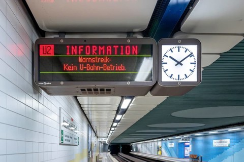 Digital information board (train destination display or dynamic passenger information (DFI) at