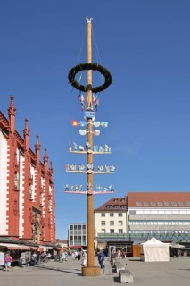 Maypole with wreath on the market square, Würzburg, Lower Franconia, Franconia, Bavaria, Germany