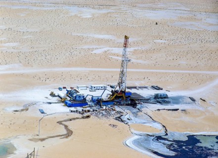 Oil industry in the Ras Tanura area, Saudi Arabia, drilling rig in the desert 1979