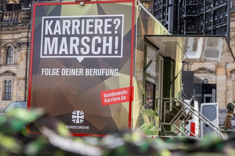 In front of the Semper Opera, the Bundeswehr bids farewell to around 700 young officers who, after