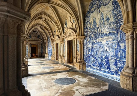 The Gothic cloister of Porto Cathedral was decorated with blue and white azulejos tiles, Sé do