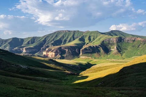 Grassland with sandstone cliffs and cliffs, landscape in Golden Gate Highlands National Park, Free