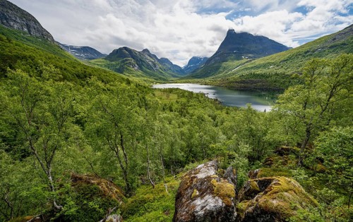 Innerdalen high valley with lake Innerdalsvatna, mountains, right Innerdalstårnet, Trollheimen,