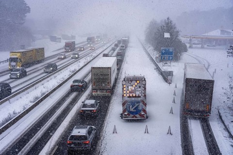 The onset of winter in North Rhine-Westphalia, heavy snowfall, A3 motorway near Hilden, near