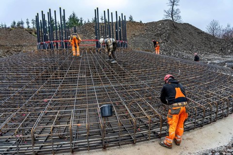 Assembly of reinforcing steel for the reinforced concrete foundation of a wind turbine, a mesh of