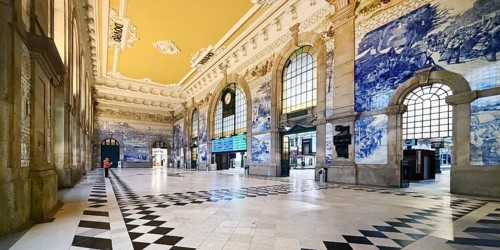 Porto Sao Bento railway station, entrance hall with azulejos designed by artist Jorge Colaço, old