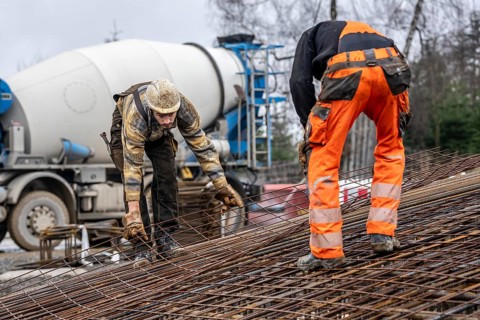 Assembly of reinforcing steel for the reinforced concrete foundation of a wind turbine, a mesh of