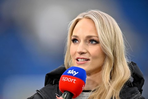 SKY presenter reporter Katharina Kleinfeldt, portrait in an interview microphone micro logo smiles,