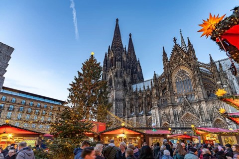 Christmas market at Cologne Cathedral at dusk, Cologne, North Rhine-Westphalia, Germany