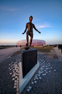 Franz Beckenbauer memorial, bronze statue, bronze sculpture, in front of the Allianz Arena, blue