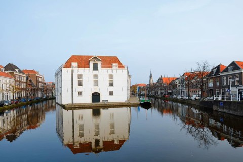 Voldersgracht with houses and the former Army Museum, Koninklijk Nederlands Legermuseum, Delft,