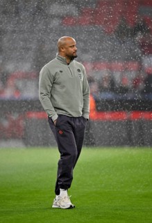 Coach coach Vincent Kompany FC Bayern Munich FCB inspecting the course in the rain, soccer,
