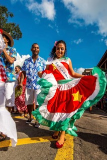 Straßenparade beim internationalen Karneval auf den Seychellen in Victoria, Mahe, Republik