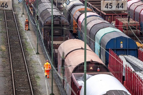 Shunters, check the assembled freight cars at the Hagen-Vorhalle marshalling yard, is one of the 9