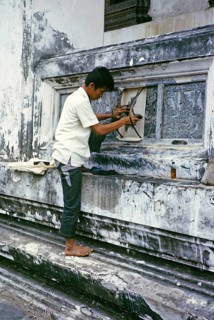 Handwerker bei der Instandhaltung der dekorativen Tafeln des buddhistischen Tempels Wat Pho,
