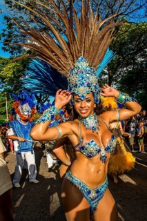 Brasilianische Sambaband beim internationalen Karneval auf den Seychellen in Victoria, Mahe,