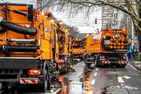 Sweeping on Rose Monday in Düsseldorf, the municipal utilities clean up after the train, confetti,