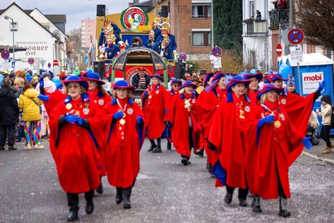 The Klaa Paris carnival parade passes through the streets of Frankfurt's Heddernheim, Heddernheim,