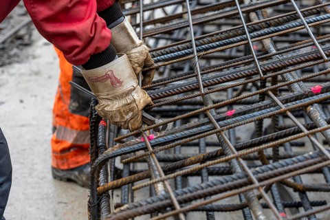 Assembly of reinforcing steel for the reinforced concrete foundation of a wind turbine, a mesh of