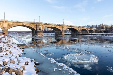 Albert Bridge, drift ice and frozen ice rinks on the banks of the Elbe, Dresden, Saxony, Germany