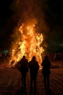 Spectators at a dunning fire at a rally of farmers and peasants against the German government's