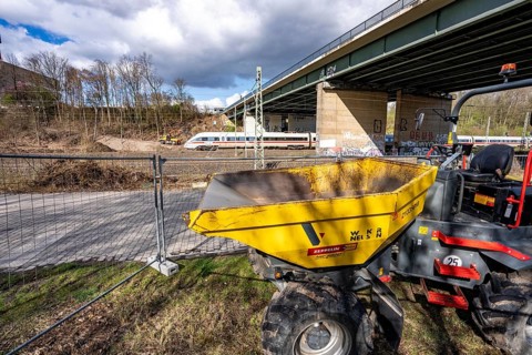 The Hardenberg bridge, A40 motorway in Mülheim an der Ruhr, dilapidated motorway bridge, must be