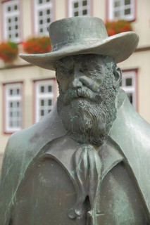 Memorial to poet and illustrator Wilhelm bush, bronze sculpture, man with hat and beard, Town Hall