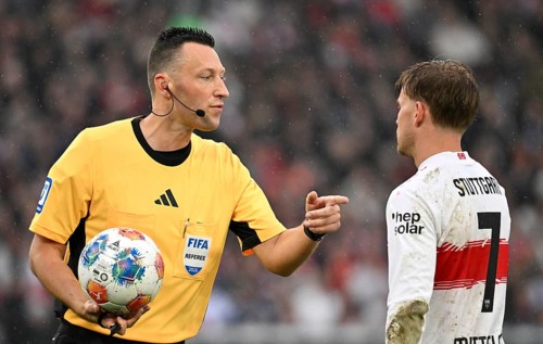 Referee Sven Jablonski in discussion with Maximilian Mittelstädt VfB Stuttgart (07) Gesture Gesture