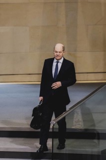 Olaf Scholz (SPD), Bundeskanzler, aufgenommen im Rahmen einer Sitzung des Deutschen Bundestages in