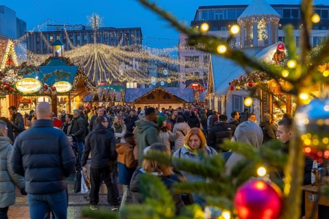 Pre-Christmas time, visitors to de, Christmas market in downtown Essen, on Kennedyplatz, the market