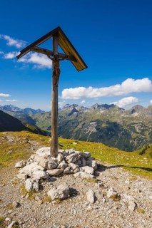 Field cross at the Rappensee, Allgäu Alps, Allgäu, Bavaria, Germany