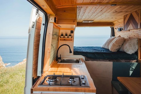 Maximum freedom in this cozy camper, perfect for both traveling and teleworking. It features a