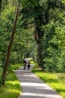 Long-distance cycle path F28, so-called Doorfietsroute, through cycle path, in the province of