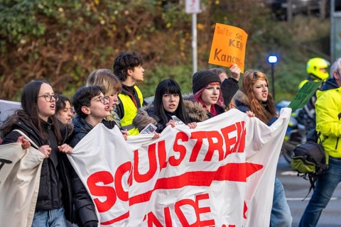 School strike against military service, around 600 participants in a demonstration against the