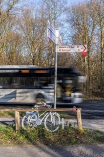 Ghost bike on Kalkumer Schlossallee in Düsseldorf-Kalkum, where a cyclist was hit and killed by a