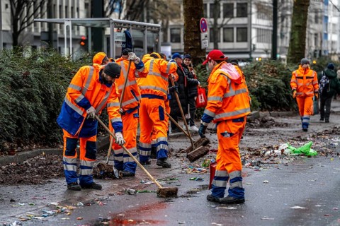 Sweep on Rose Monday in Düsseldorf, the municipal utilities clean up after the train, confetti,