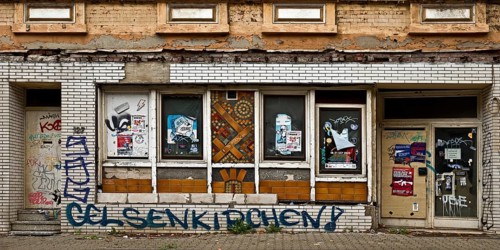 Decaying façade smeared with graffiti, scrap property in a difficult district, Gelsenkirchen, Ruhr